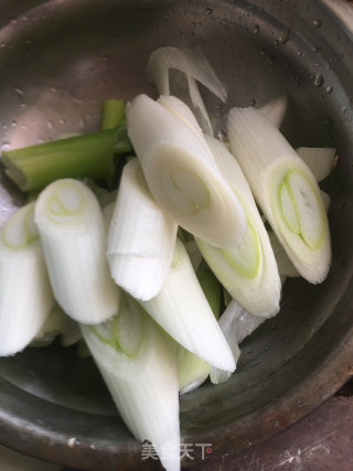 大葱炒加拿大海参的做法步骤：4