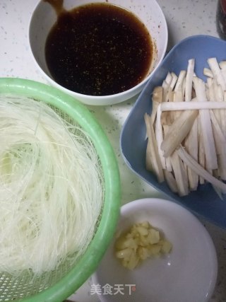 鸡蛋炒粉丝的做法步骤：1