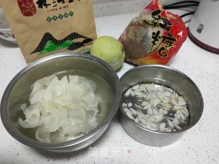 银耳雪梨百合羹的做法步骤：1