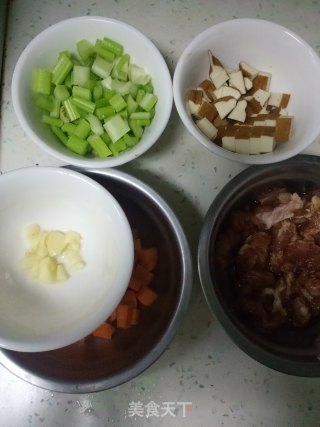 豆干芹菜炒肉丁的做法步骤：1