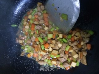 豆干芹菜炒肉丁的做法步骤：6