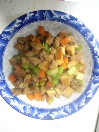 豆干芹菜炒肉丁的做法步骤：7