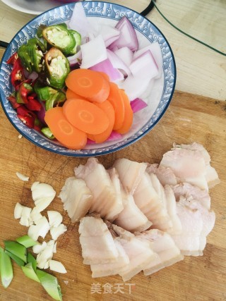五花肉炒洋葱的做法步骤：2