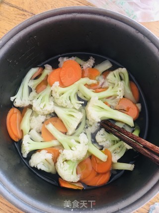 蒜香有机菜花配胡萝卜的做法步骤：1