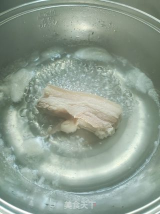五花肉炒竹笋的做法步骤：2