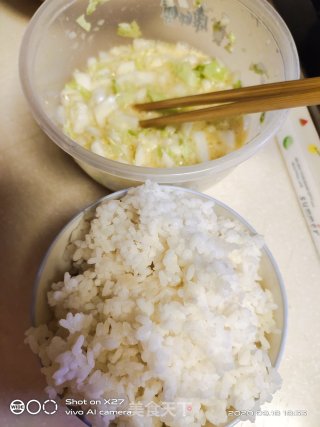 白菜鸡蛋炒饭的做法步骤：1