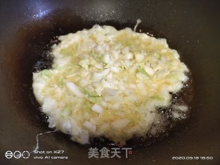 白菜鸡蛋炒饭的做法步骤：2