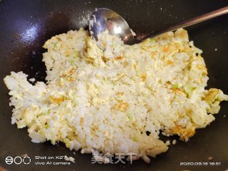 白菜鸡蛋炒饭的做法步骤：5