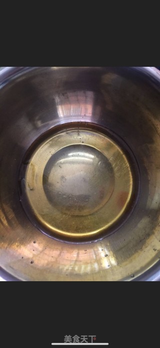 绿豆沙蛋黄月饼的做法步骤：2