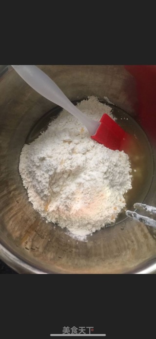 绿豆沙蛋黄月饼的做法步骤：3