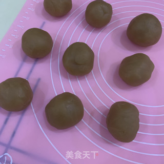 绿豆沙蛋黄月饼的做法步骤：6