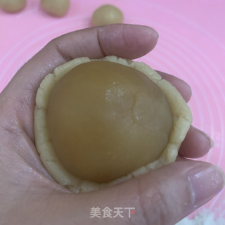 绿豆沙蛋黄月饼的做法步骤：9