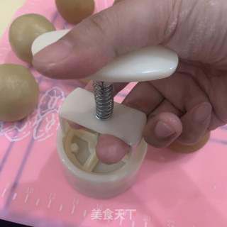 绿豆沙蛋黄月饼的做法步骤：10