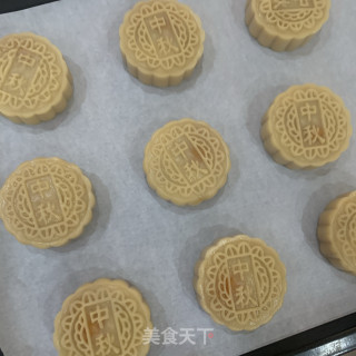 绿豆沙蛋黄月饼的做法步骤：11