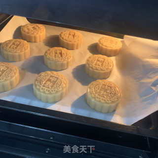 绿豆沙蛋黄月饼的做法步骤：12