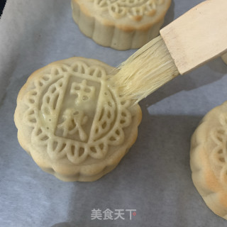 绿豆沙蛋黄月饼的做法步骤：13