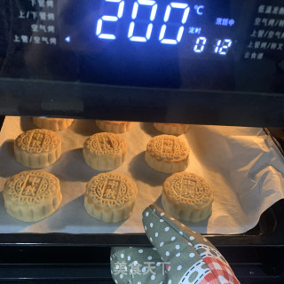 绿豆沙蛋黄月饼的做法步骤：14