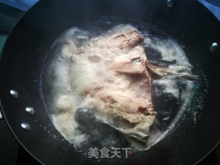 清汤鱼头的做法步骤：1