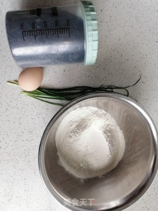 芝麻鸡蛋饼的做法步骤：1