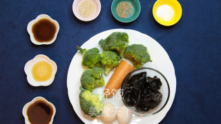 什锦素炒西兰花丨减脂高纤维易饱腹！！的做法步骤：1