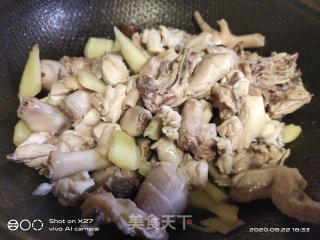 香菇嫩姜烧鸡肉的做法步骤：5