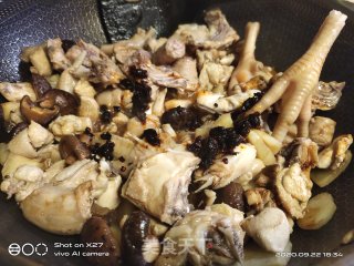 香菇嫩姜烧鸡肉的做法步骤：6