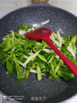 快手小炒   芹菜炒粉的做法步骤：6