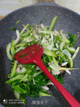 快手小炒   芹菜炒粉的做法步骤：8