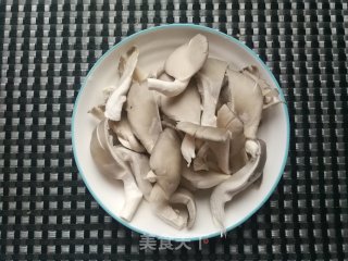 娃娃菜炒平菇的做法步骤：3