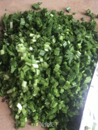 韭菜海米鸡蛋卷饼的做法步骤：2