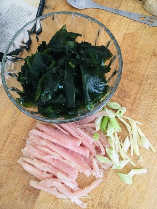 裙带菜肉丝汤的做法步骤：1