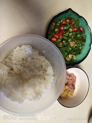 萝卜干瘦肉韭菜炒饭的做法步骤：1