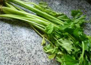 胡萝卜香芹土豆丝的做法步骤：1