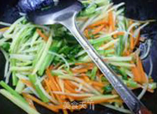 胡萝卜香芹土豆丝的做法步骤：10