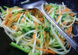 胡萝卜香芹土豆丝的做法步骤：11