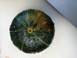 蒸贝贝南瓜的做法步骤：1