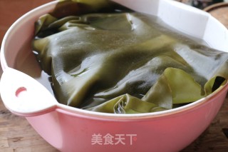 海带猪蹄汤的做法步骤：1