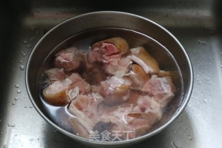 海带猪蹄汤的做法步骤：2