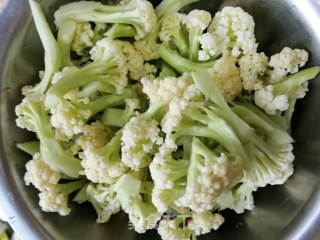 甜辣酱炒菜花的做法步骤：1