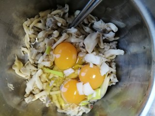 黄金菇炒鸡蛋的做法步骤：3
