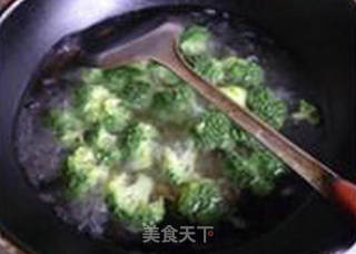 剁椒西兰花炒面筋的做法步骤：5