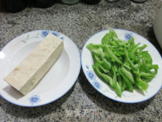 虾糕炒青椒的做法步骤：1