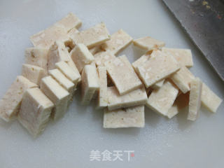 虾糕炒青椒的做法步骤：2