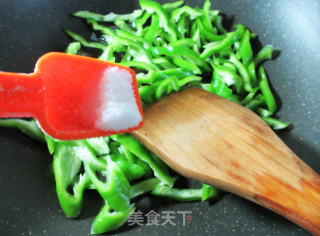 虾糕炒青椒的做法步骤：3