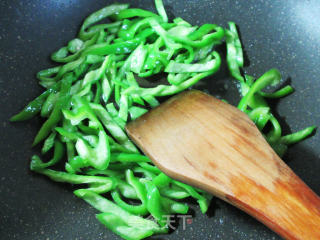 虾糕炒青椒的做法步骤：4