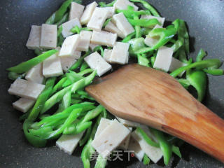 虾糕炒青椒的做法步骤：5