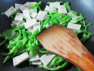 虾糕炒青椒的做法步骤：7