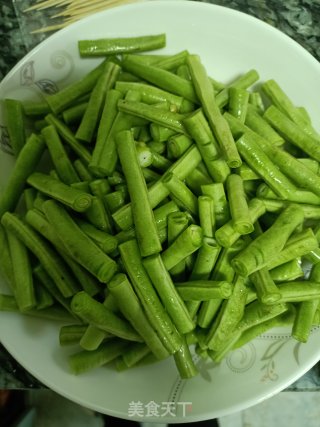 蒜香豇豆的做法步骤：1