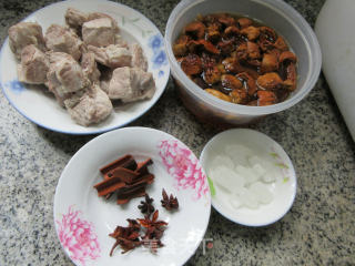 姬松茸烧排骨的做法步骤：1