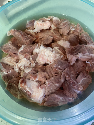 土豆烧牛腩的做法步骤：1